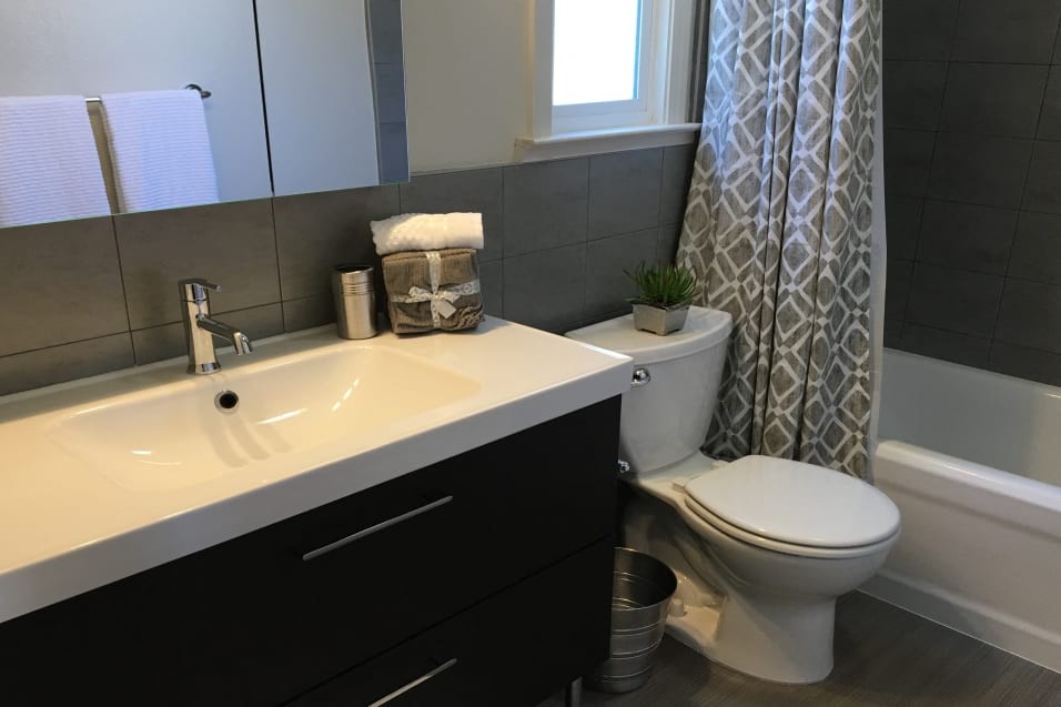 1 bedroom bathroom